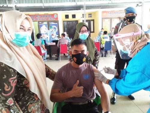 -saat-melihat-langsung-proses-penyuntikan-vaksin-Covid-19-kepada-Kapolsek-Talang-Empat-500x375-1